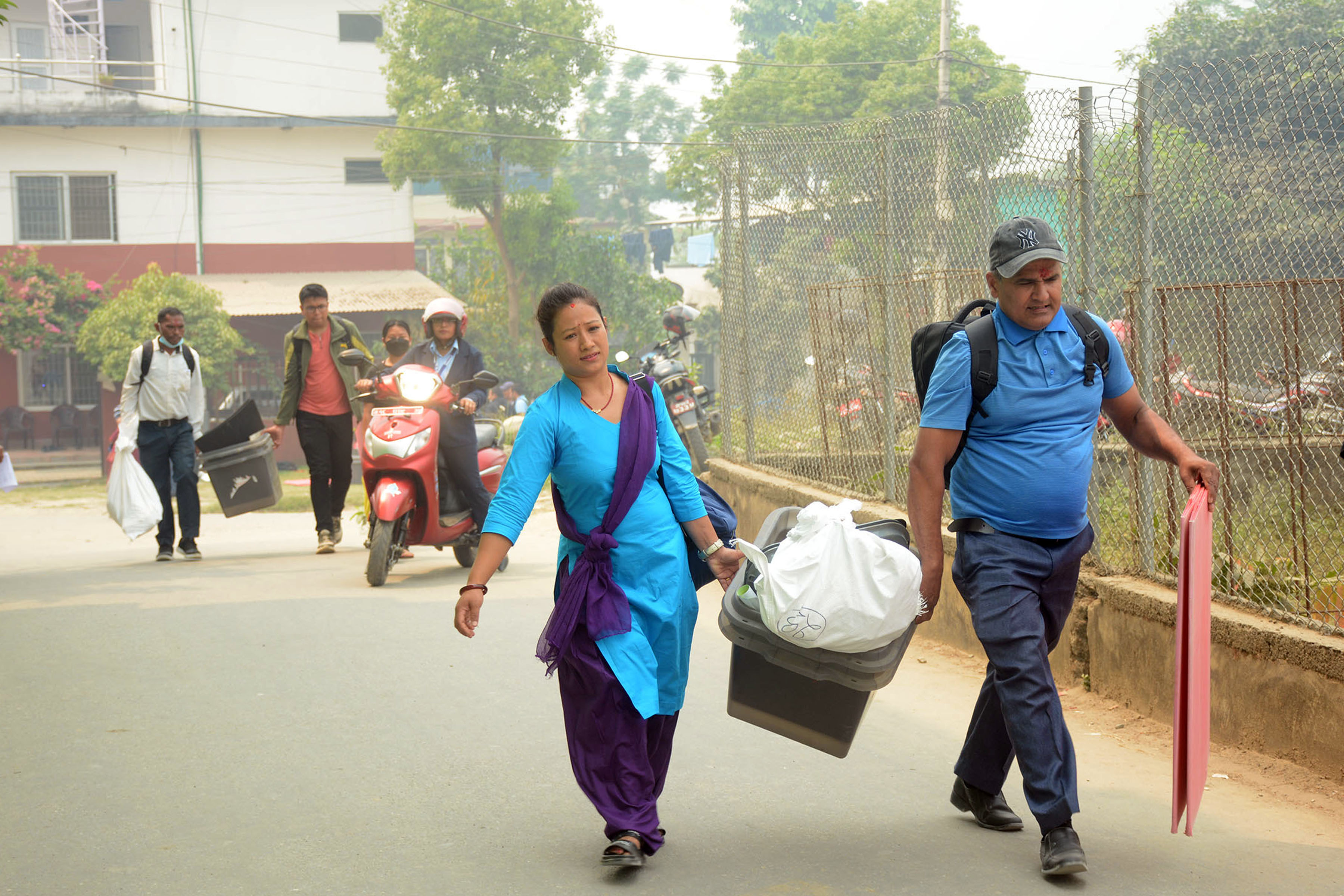 उपनिर्वाचन : सामग्री बुझेर मतदान केन्द्रमा पुग्दै कर्मचारी
